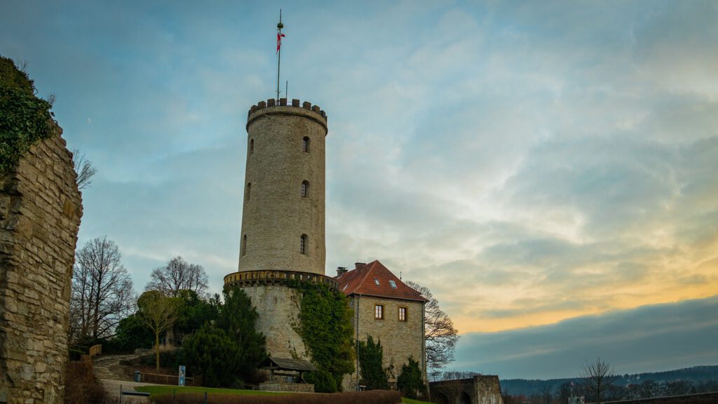 Der Blick auf Bielefeld Wahrzeichen, die Sparrenburg. Diese ist übrigens fußläufig von unserer Tanzschule aus erreichbar. Es geht aber recht steil bergauf.